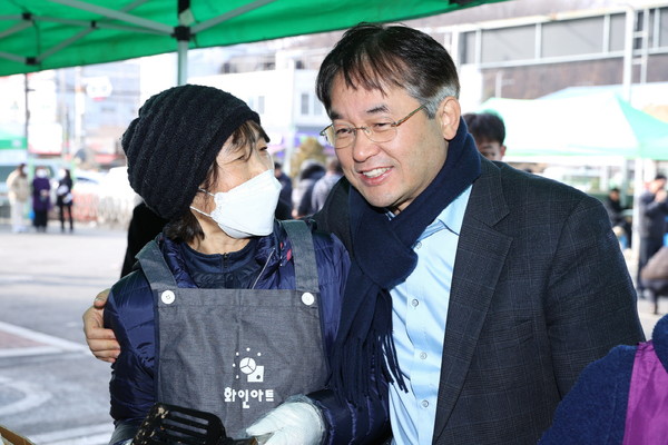▲ 이동환 고양시장, 대덕동 통장협의회 척사대회 참석해 시민들과 소통중인 모습.