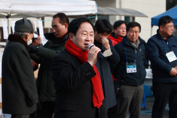 ▲ 주광덕 남양주시장, 별내동기관사회단체협의회 ‘2023 별내동 윷놀이 한마당’ 참석해 인사말 전하는 모습.