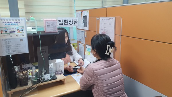 ▲ 여주시보건소 혈관튼튼, 안과 검진비 지원사업 진행중인 모습.