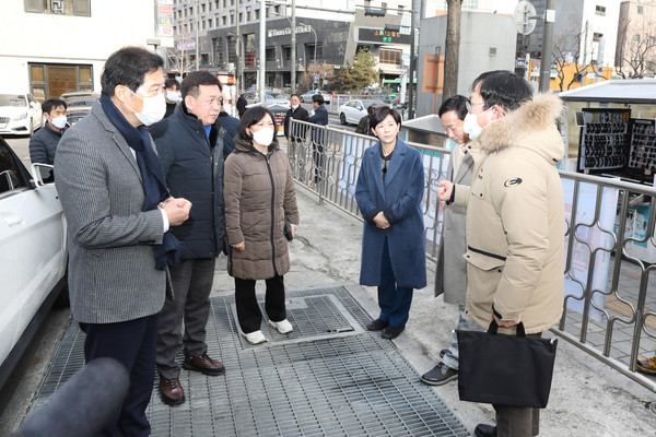 ▲ 의원들이 회현역 환풍구 현장을 살펴보고 있다.