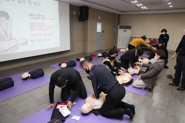 ▲ 군포시의회 이길호 의장과 의원들이 산본보건지소의 전문 강사로부터 심폐소생술과 자동심장충격기 활용법을 배우고 있다.