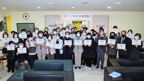 ▲ 김보라 안성시장(첫번째줄 오른쪽에서 여섯번째), 장기요양 재택의료센터 개소식 참석자들과 기념사진 촬영.