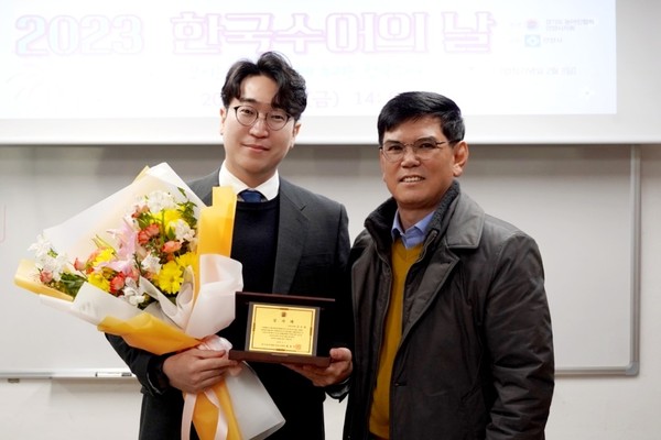 ▲ 김도현 의원 안양시농아인협회 감사패 수상 모습.