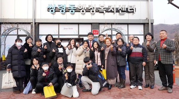 ▲ 방세환 광주시장(맨 뒷줄 넥타이 착용한 남성), 쌍령동 행복복지센터 방문 기념사진 촬영.