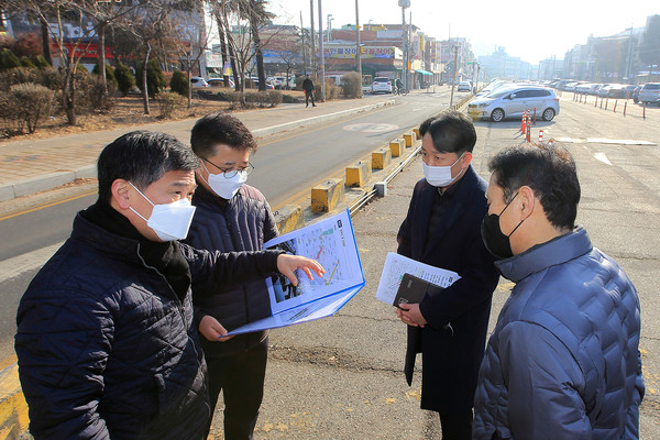 ▲ 만수천 현장 점검 모습.