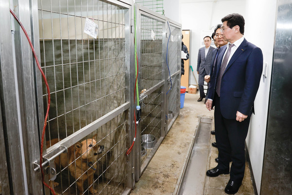 ▲ 이상일 용인시장, 동물보호센터와 용인경전철 차량기지 살펴보는 모습.