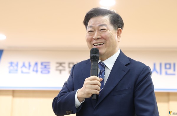 ▲ 박승원 광명시장은 지난 6일 오전 폴리텍대학 광명융합기술원에서 철산4동 주민과 오후에는 학온동 행정복지센터에서 학온동 주민과 ‘2023년 동 방문 인사 및 시민과의 대화’를 진행하며 시민의 삶을 회복하고 위기에 강한 회복력 있는 도시로 나아가기 위한 소통과 공감 행정을 시작했다.