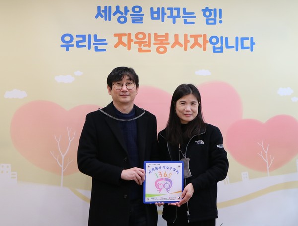 ▲ 경기문화재단 경기상상캠퍼스 자원봉사 우수 수요처 선정 현판 전달식.