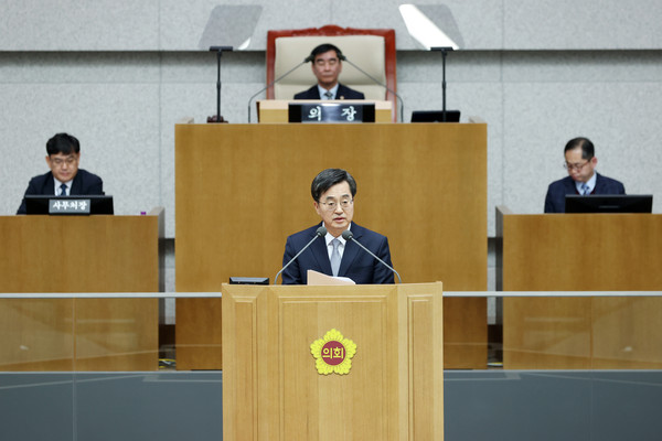 ▲ 경기도의회 본회의장에서 김동연 경기도지사가 2023 도정 업무보고를 하고 있다.