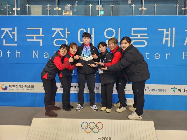 ▲ 경기도 컬링 선수단 은메달 획득 기념사진.