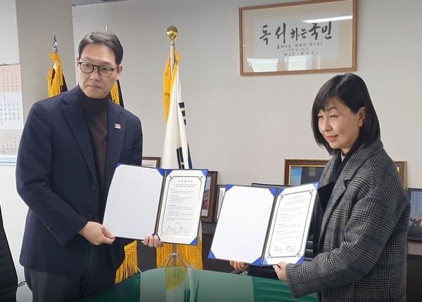 ▲ 성남도시개발공사 중원도서관-독서신문 업무협약 체결 모습.