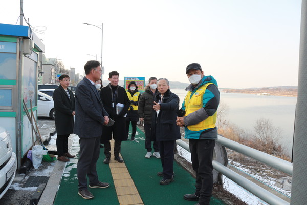 ▲ 겨울철 주차초소 점검하는 임명진 여주도시관리공단 이사장.