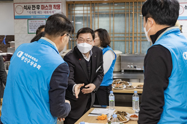 ▲ 상공회에 격려 말을 전하는 김 구청장.