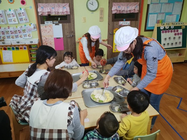 ▲ 어린이 건강과일 제공중인 모습.