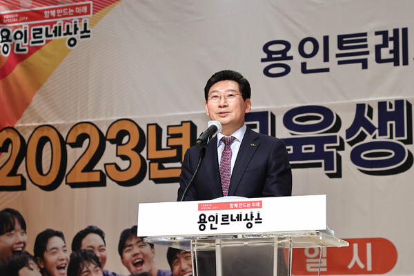▲ 이현재 하남시장, 축구센터 교육생 입소식과 동계전국대회 출정식 참석해 인사말 전하는 모습.