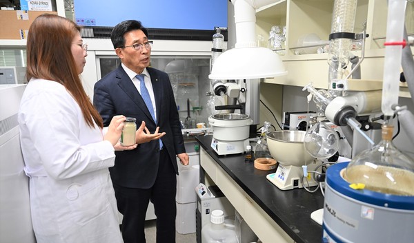 ▲ 김춘진 한국농수산식품유통공사 사장 ㈜파이토코퍼레이션 현장 방문 당시 모습.