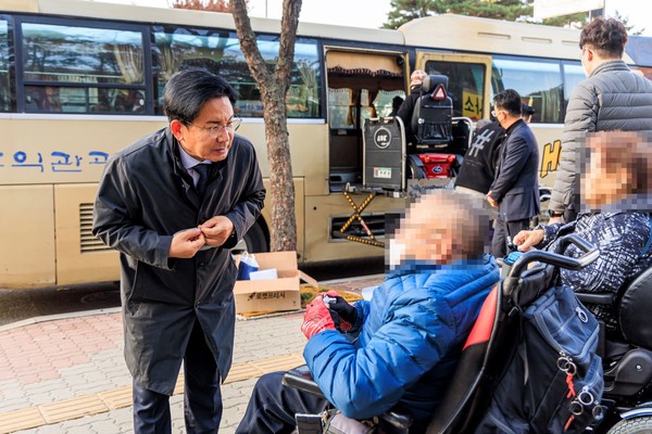 ▲ 박강수 마포구청장이 마포장애인종합복지관을 이용하고 있는 장애인을 만나 장애인 복지와 애로사항 등을 청취하고 있다.