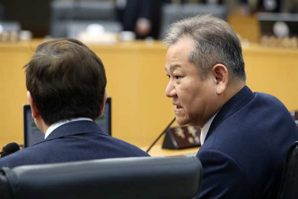 ▲ 대화하는 이상민 행안부 장관과 박보균 문체부 장관. /뉴시스