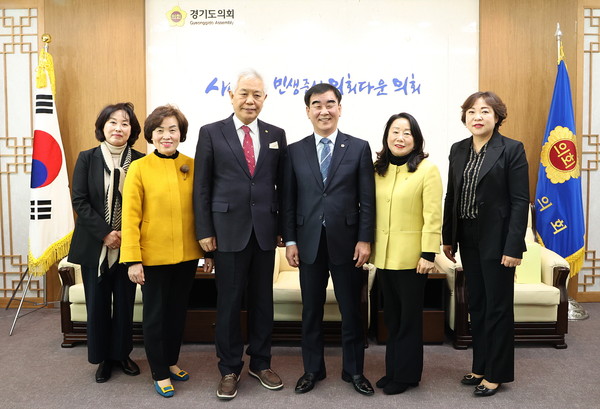 ▲ 경기도새마을회 회장단 접견 기념촬영하는 염종현 의장(오른쪽 세번째).