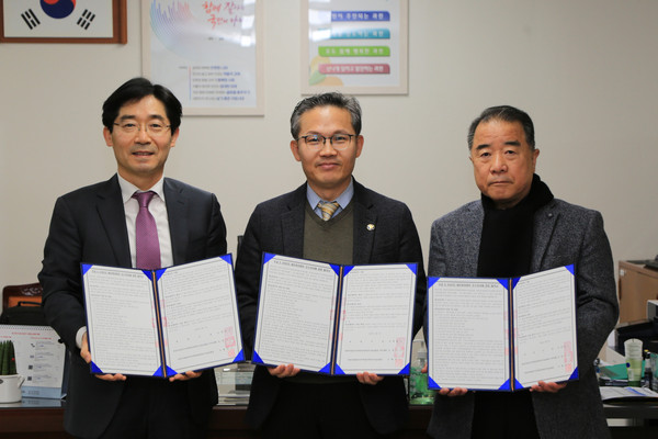 ▲ 좌측부터 이형진 8,9단지 재건축 조합장, 하승진 과천부시장, 민명기 주공5단지 조합장 직무대행.