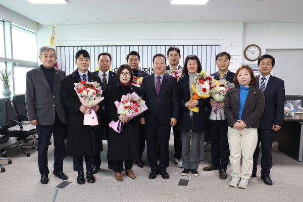 ▲ 안전행정위원회, 행정사무감사 및 의정활동 우수의원 선정 기념사진.