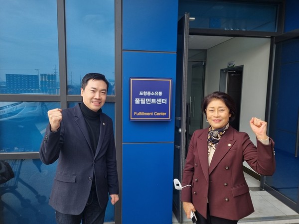 ▲ 부천시의회 재정문화위원회, 포항 중소유통 풀필먼트센터 현장 견학 기념촬영.