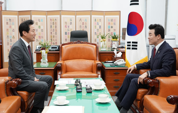 ▲ 윤영석 국회 기획재정위원회 위원장(국민의힘)과 대화를 나누는 오세훈 서울시장.