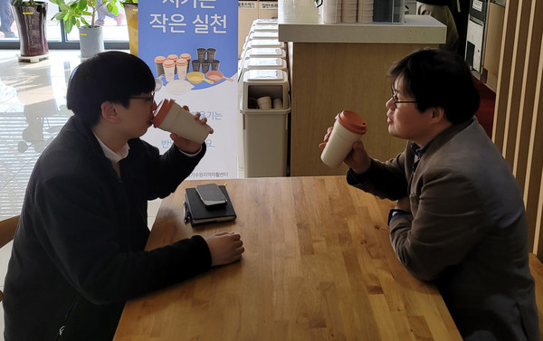 ▲ GH 사옥 내 카페에서 다회용기 사용하는 모습.