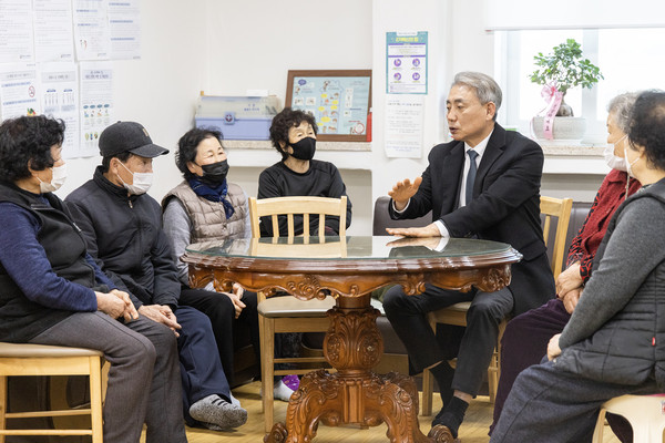 ▲ 경로당 순회 방문 가지는 윤환 계양구청장.