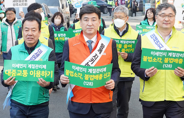 ▲ 방세환 광주시장(가운데), 미세먼지 계절관리제 동참 캠페인 진행중인 모습.