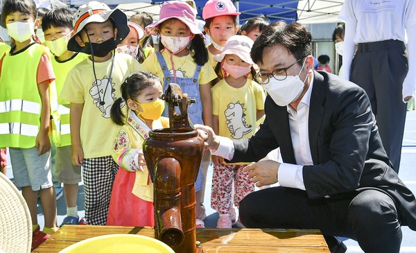 ▲ 김병수 김포시장(오른쪽) ‘어린이집연합회, 전통놀이 한마당’ 행사에서 어린이들과 함께 호흡하는 모습.