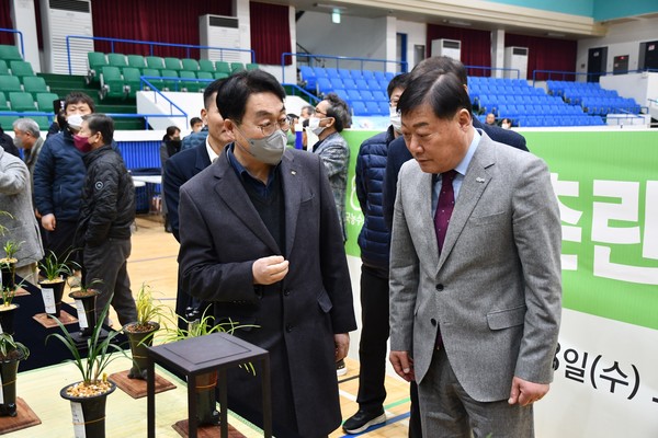 ▲ 김윤철 합천군수(우측), 한국농수산식품유통공사 이은석 화훼사업센터장(좌측) 화훼사업센터 한국춘란 지역순회 경매 현장 방문.