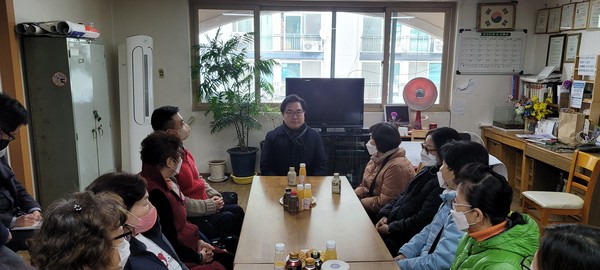 ▲ 대방주공1단지에서 개최된 주민설명회에서 박일하 구청장이 난방비 지원대책에 대해 이야기하고 있다.