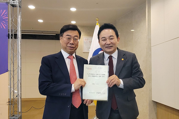 ▲ 신상진 성남시장은 ‘노후계획도시 정비·지원에 관한 특별법(안)’ 관련 건의 내용을 원희룡 국토부 장관에 전달했다.