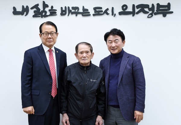 ▲ 김동근 의정부시 시장, 전 재산 기부한 최동복 어르신과 면담 진행 후 기념사진 촬영.