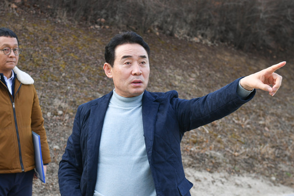 ▲ 백영현 포천시장, 공공체육시설 조성 현장점검 중인 모습.