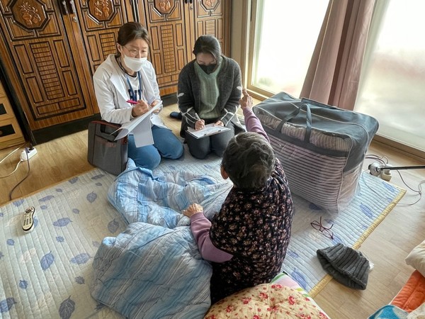 ▲ 양평군 옥천면 찾아가는 보건복지서비스 진행중인 모습.