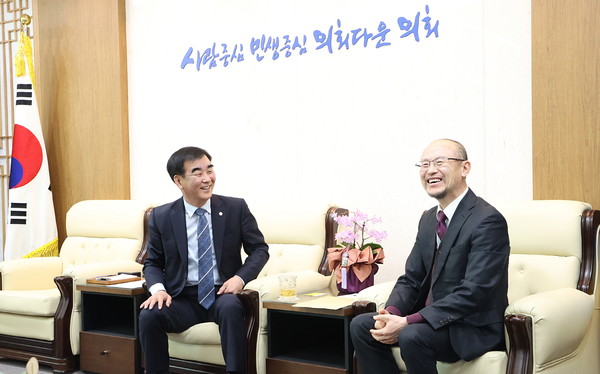 ▲ 강바트 건칙수렝 의원(오른쪽)과 접견하는 염종현 의장(왼쪽).