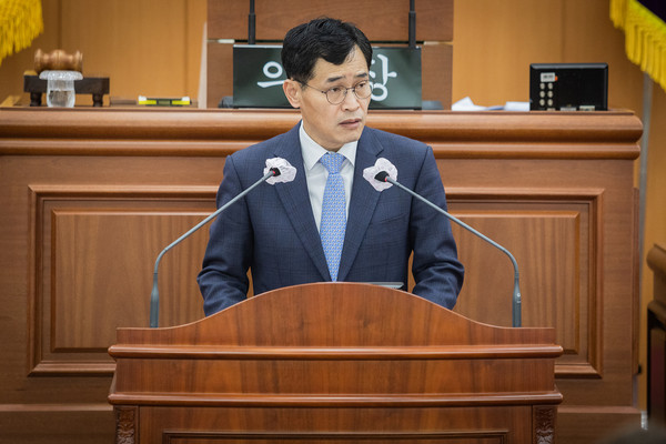 ▲ 제298회 양천구의회 임시회에서 시정연설을 통해 새해시책을 설명중인 이 구청장.