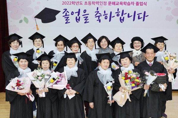 ▲ 김보라 안성시장(두번째 줄 오른쪽에서 네번째), 문해교육학습자 졸업식 참석자들과 기념사진 촬영.