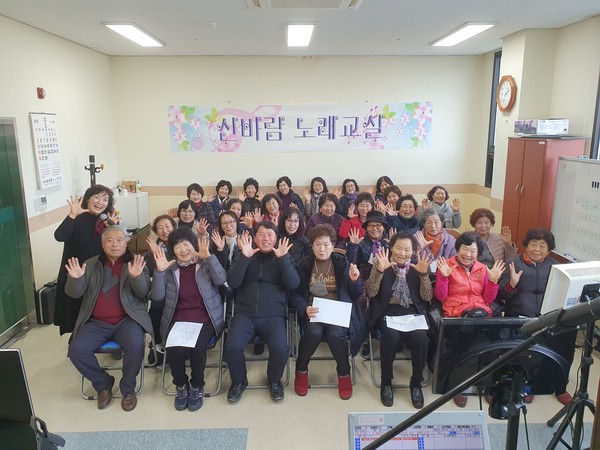 ▲ 연천군 신서면 주민자치센터 노래교실 개강 기념사진 촬영.