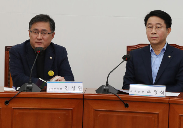 ▲ 기자간담회 개최한 조정식 사무총장-김성환 정책위의장. /뉴시스