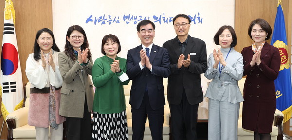 ▲ 한국숲유치원협회 경기지회 관계자 면담 기념촬영하는 염종현 의장(가운데).