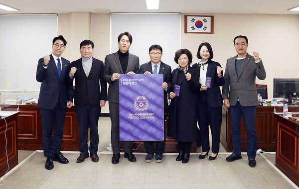 ▲ 총무경제위원회 연간회원권 구입 기념사진.