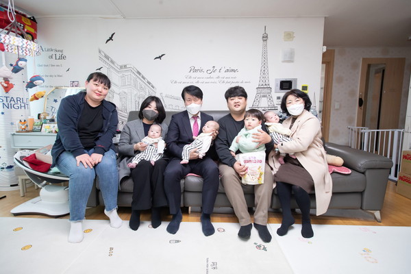 ▲ 강범석 서구청장, 세쌍둥이 가정 축하 방문 모습.