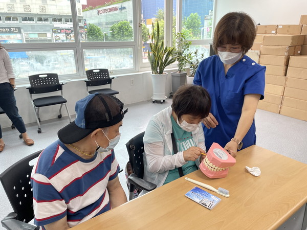 ▲ 고양시 일산동구보건소, 찾아가는 장애인 이동검진 진행중인 모습.