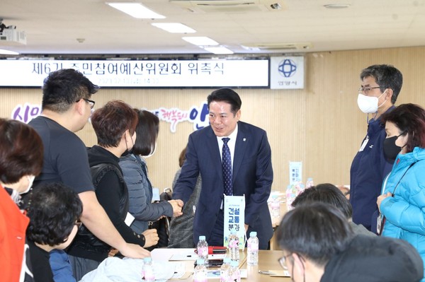 ▲ _최대호 안양시장이 제6기 주민참여예산위원들과 인사를 나누고 있다.