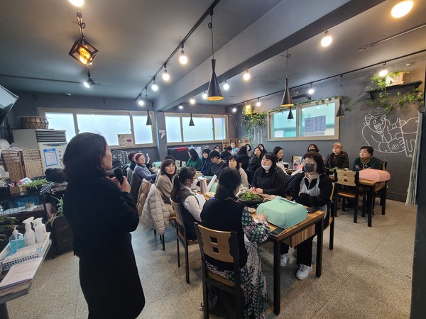 ▲ 광명시는 13일 지역아동센터 31개소에 파견하는 아동복지교사 45명을 대상으로 역량강화 교육을 실시했다.