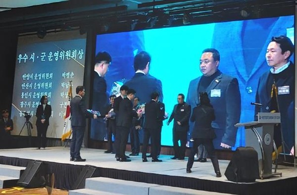 ▲ 대한전문건설협회 광주시협의회 구본웅 회장, 경기도회장 표창패 수상 기념사진 촬영.