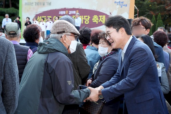 ▲ 어르신과 인사를 나누는 정원오 성동구청장(오른쪽).